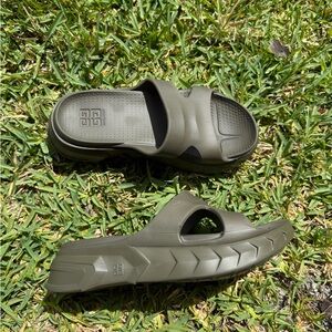 Woman’s Givenchy Marshmallow slides Green Comfy Neutral Slide Sandals NW…